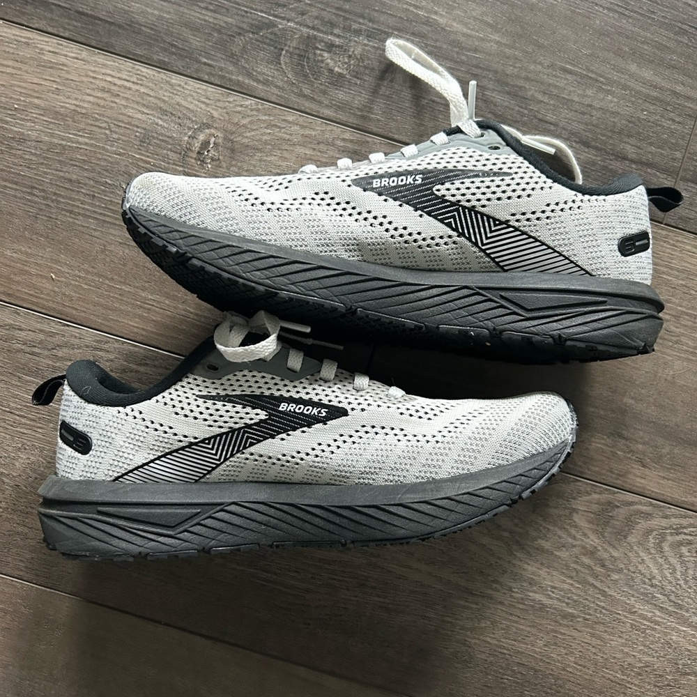 Brooks tennis shoes